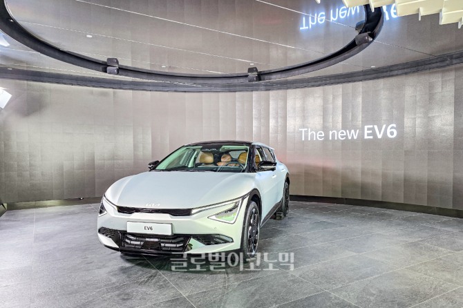 기아 첫 E-GMP 전기차 EV6가 3년 만에 상품성을 강화하고 '더 뉴 EV6'로 돌아왔다. 사진=글로벌이코노믹