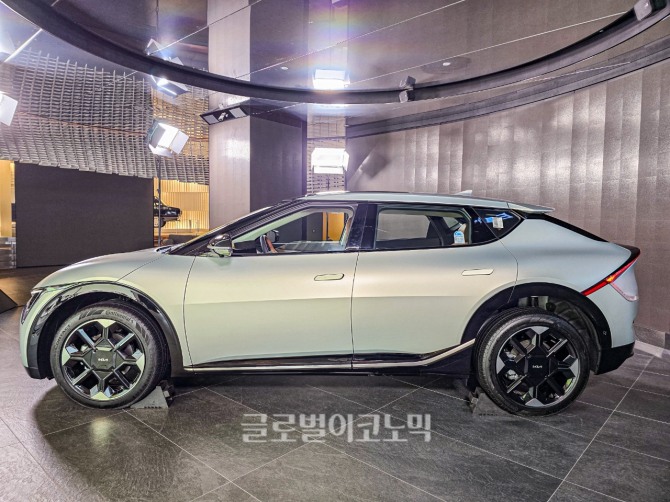 기아 첫 E-GMP 전기차 EV6가 3년 만에 상품성을 강화하고 '더 뉴 EV6'로 돌아왔다. 사진=글로벌이코노믹