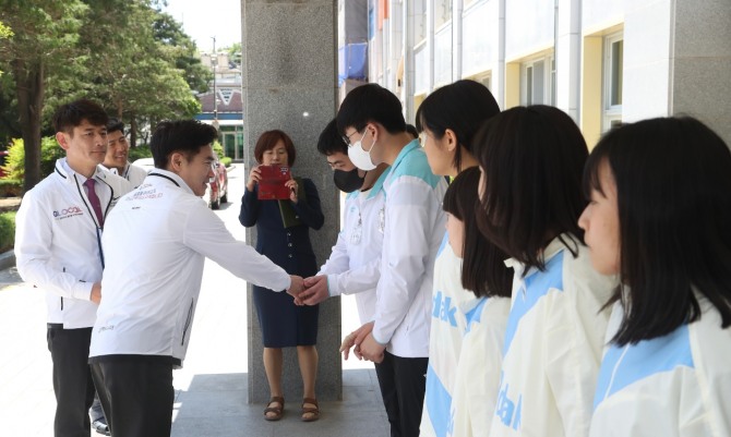 전라남도교육청은 13일 목포유달중학교를 방문해 5월 전남도에서 열리는 전국소년(장애학생)체육대회 출전 학생선수들을 격려했다. 사진=전남교육청