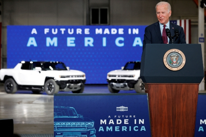 조 바이든 미국 대통령이 지난 2021년 11월 17일(현지 시각) 미국 미시간주 디트로이트에 있는 GM 전기차 조립공장에서 미국 자동차산업 육성 계획에 대해 연설하고 있다. 사진=로이터