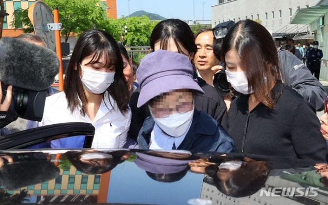 잔고증명서를 위조한 혐의로 구속된 윤석열 대통령의 장모 최은순씨가 14일 서울 송파구 서울동부구치소에서 가석방되고 있다.사진=뉴시스