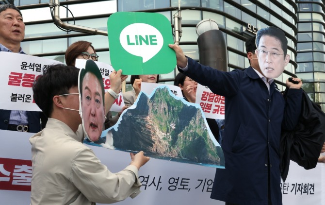 한일역사정의평화행동 등 참여 회원들이 14일 오전 서울 종로구 일본대사관 앞에서 기시다 일본총리의 라인 강탈 퍼포먼스를 하고 있다. 사진=뉴시스