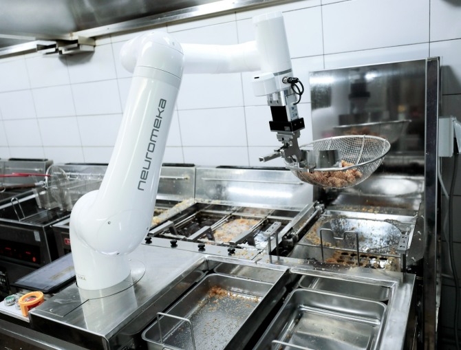 교촌에프앤비가 치킨 튀김 과정을 수행하는 치킨 조리 로봇 성능을 강화하고 가맹점 운영 효율화에 박차를 가한다. / 사진=교촌에프앤비