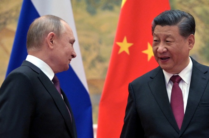 푸틴 러시아 대통령(왼쪽)과 시진핑 중국 국가주석이 환담하고 있다. 사진=로이터