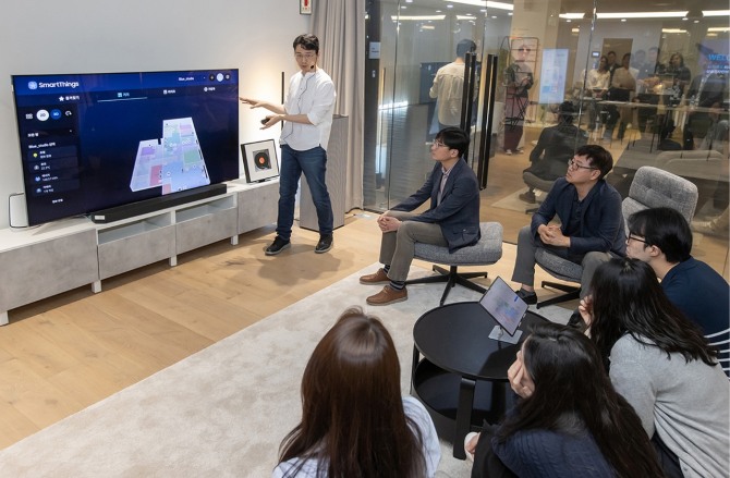 삼성전자 직원이 14일 수원사업장 디지털시티에 위치한 CX·MDE(고객 중심 멀티 디바이스 경험)센터에서 'AI 라이프'를 소개하고 있다. 사진=삼성전자