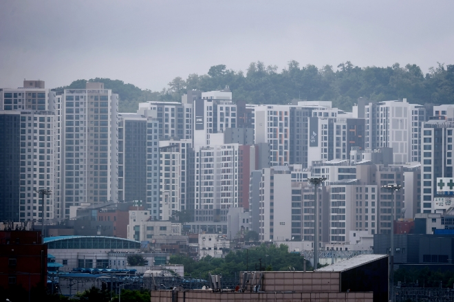 고금리와 부동산시장 부진이 장기화되면서 온라인투자연계금융업 연체율이 치솟아 금융당국이 대응방안을 마련하고 있다. 사진은 서울시내 아파트 단지. 사진=연합뉴스