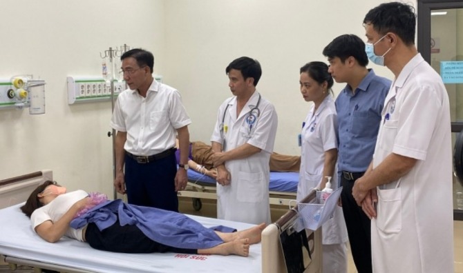 지난 14일(현지시각) 신원에벤에셀 베트남의 한 근로자가 회사에서 점심을 먹고 쓰러진 후 빈푹성의 한 병원에서 치료를 받고 있다. 사진=VN익스프레스
