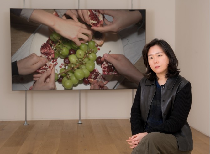 일우미술상 2024를 수상한 남화연 작가가 기념촬영을 하고 있다. 사진=일우재단