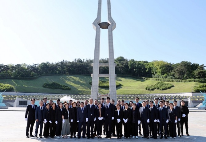 장흥군이 5.18민주화운동 44주기를 앞두고 지난 13일 국립 5.18 민주묘지 참배에 나섰다. 사진=장흥군