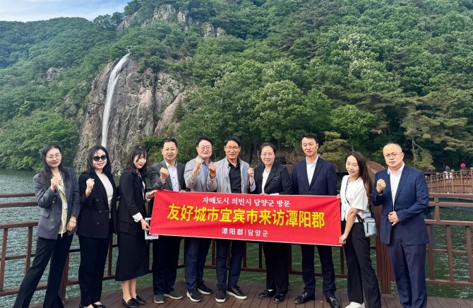 지난 11일 중국 쓰촨성 의빈시 대표단 6명이 제23회 대나무 축제 개최를 축하하기 위해 담양군을 방문했다. 사진=담양군