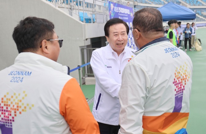 박홍률 목포시장이 전국장애학생체전이 열리는 대회운영본부와 시상식에 참석해 선수들과 관계자들을 격려하고 있다. 사진=목포시