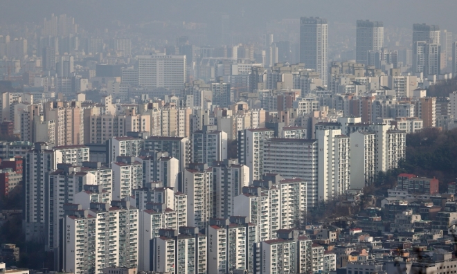 한국은행이 20일 발간한 ‘BOK 이슈노트-우리나라 기업부채 현황 및 시사점' 보고서에 따르면 국내 기업부채는 2010년대 중반 이후 부동산 경기 활황, 코로나19 충격 등을 겪으면서 상당 폭 늘어 지난해 말 2734조원을 기록했다. 서울 도심 아파트 단지 모습. 사진=뉴시스