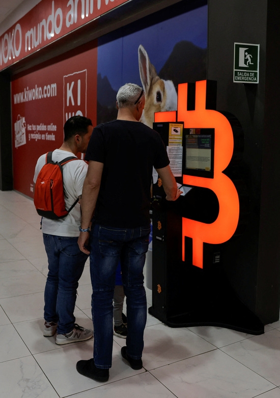 지난 11일 스페인 그라나다 근처 풀리아나스의 쇼핑센터에서 사람들이 비트코인 ​​ATM을 확인하고 있다. 사진=로이터