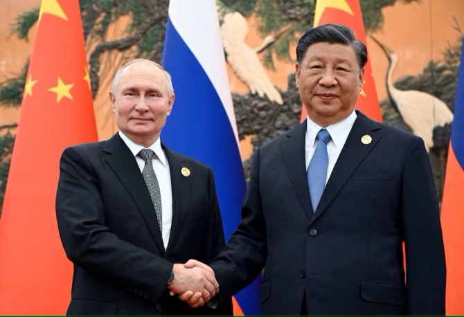 블라디미르 푸틴 러시아 대통령과 시진핑 중국 국가 주석이 베이징 인민대회당에서 열리는 양국 정상회담을 앞두고 기념촬영을 하고 있다.  사진=로이터