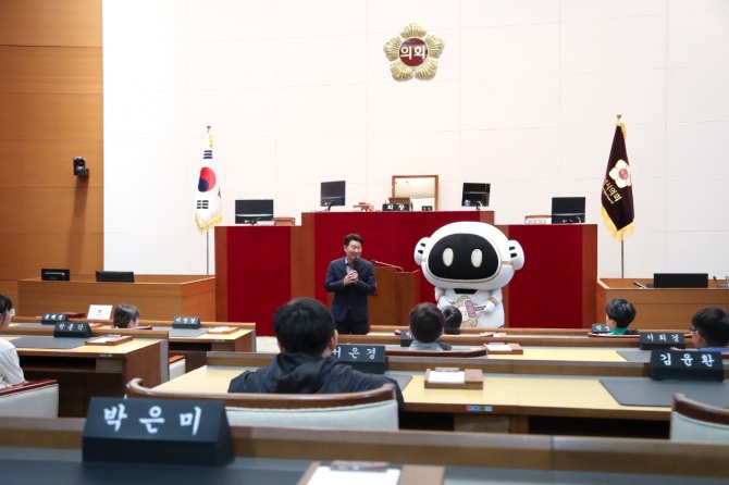 16일, 성남시의회 강상태 의원이 왕남초 어린이들에게 의회 역할에 대해 설명하고 있다. 사진=성남시의회 
