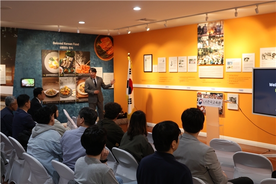 지난 8일 학교안전공제중앙회 국외연수단원들이 LA한국교육원에서 ‘미국의 학교폭력 예방 정책’에 대한 설명을 듣고 있다.사진=학교안전공제중앙회