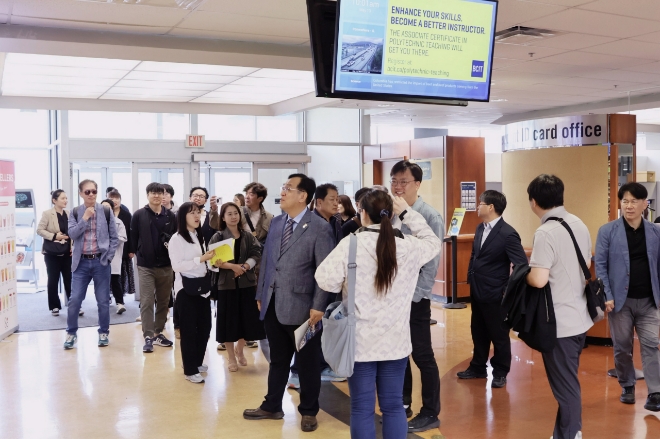 지난 13일 학교안전공제중앙회 국외연수단원들이 캐나다 밴쿠버 브리티시컬럼비아 공과대학(BCIT)에 방문해 시설을 둘러보고 있다. 사진=학교안전공제중앙회 