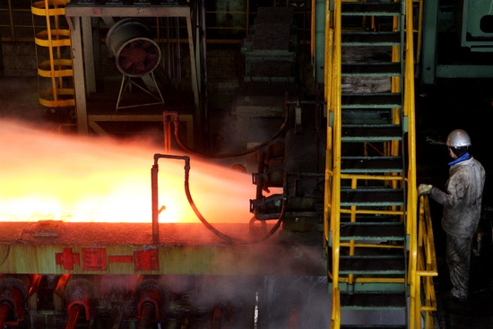 중국 상하이 바오스틸 (Baosteel) 공장에서 중국인 근로자가 열연강판을 모니터링하고 있다.사진=로이터