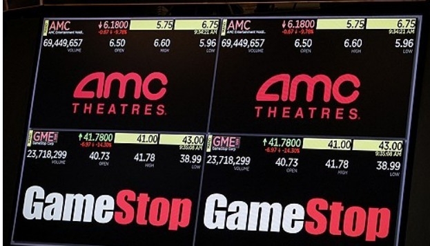 2024년 5월 15일 미국 뉴욕증권거래소(NYSE)에 게임스톱과 AMC의 거래 정보를 표시하는 화면이 보인다. 사진=로이터/연합뉴스