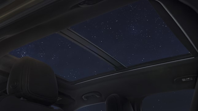 소형SUV중 유일하게 더 뉴 트레일블레이저에는 파노라마 선루프가 적용돼 있다. 이를 통해 밤하늘을 넓게 볼 수 있다. 사진=한국GM