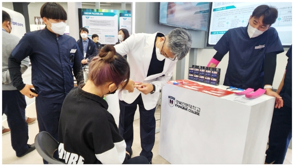 경북전문대 스포츠 물리치료팀이 산학협력 엑스포에 참가해 테이핑 시연을 하고 있다.사진=경북전문대 제공 