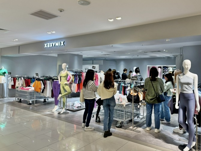젝시믹스의 일본 정식 1호 매장이 오사카 다이마루 백화점 우메다점에 문을 열었다. / 사진=브랜드엑스코퍼레이션