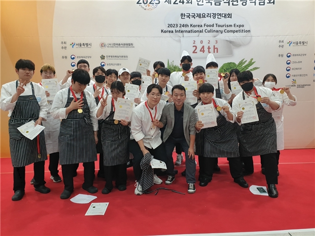 대림대학교 호텔조리과 학생 19명이 지난해 열린 한국국제요리경진대회에서 전원 금메달을 수상한 뒤 기념촬영하고 있다. 사진=대림대 