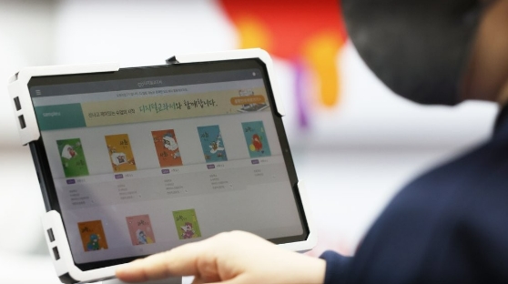 지난해 1월 서울 강남구 코엑스에서 열린 제20회 대한민국 교육박람회에서 참관객이 디지털 교과서를 살펴보고 있다.사진=연합뉴스 