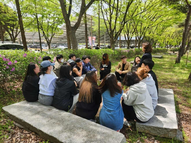 충북보건과학대학교 사회복지학과 학생들이 17일 지도교수와 함께 하는 '사제동행 꿈돌기' 프로그램에 참여하고 있다. 사진=충북보건과학대 