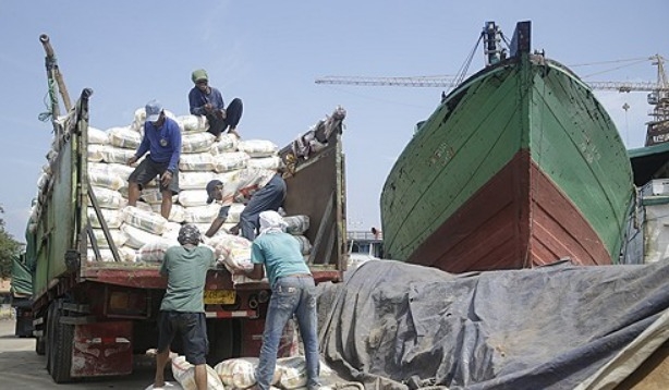 2024년 5월 15일, 인도네시아 자카르타의 항구에서 인도네시아 노동자들이 쌀가루 포대를 나무 배에 싣고 있다. 사진=EPA/연합뉴스