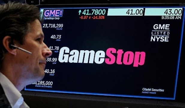 2024년 5월 15일, 미국 뉴욕증권거래소(NYSE)에서 한 트레이더가 게임스톱의 거래 정보를 표시하는 화면을 보며 일하고 있다. 사진=로이터/연합뉴스