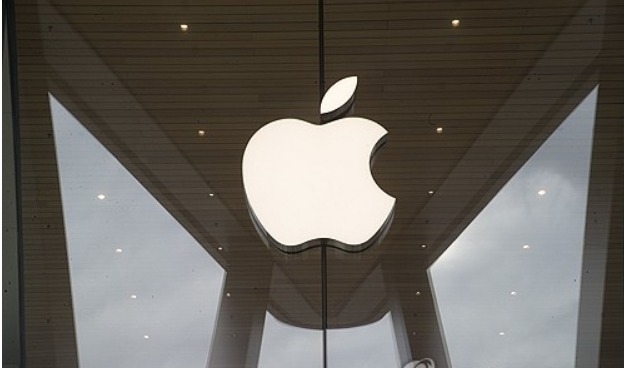 2019년 1월 3일, 한 애플 매장에 회사 로고가 표시돼 있다.     사진=AP/연합뉴스