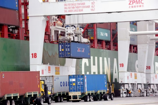 중국산 제품을 선적한 컨테이너들이 미국 캘리포니아주 롱비치항 J부두에서 하역을 기다리고 있다. 사진=로이터