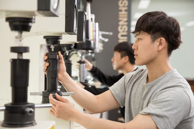 신성대학교 제철산업과 학생들이 실습하고 있다. 사진=신성대