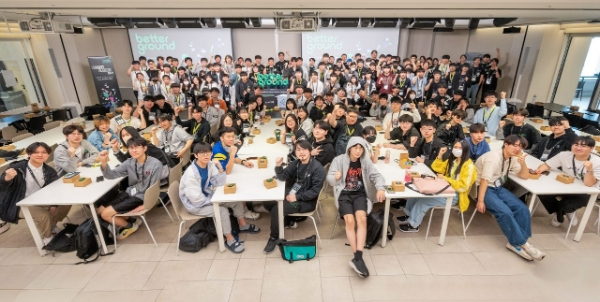 서울 역삼 소재 크래프톤 오피스에서 2024년 5월 17일, 제2회 '베터그라운드' 행사가 열렸다. 행사에 참여한 학생들과 크래프톤 관계자들이 기념 사진을 촬영하고 있다. 사진=크래프톤