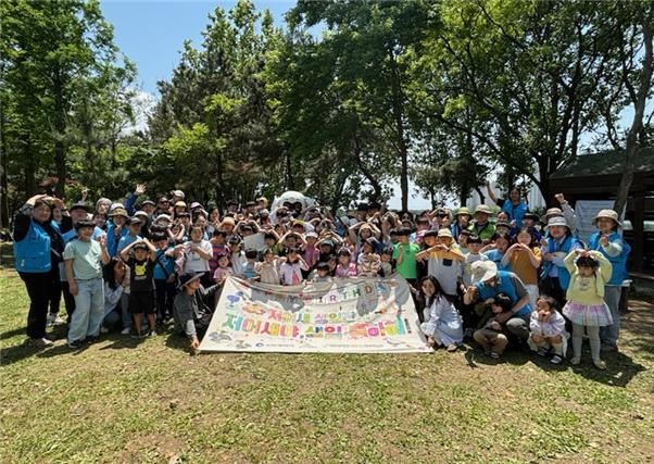 아기 저어새, 단체 및 공무원 시민들 생일 축하 모습. 사진=인천시