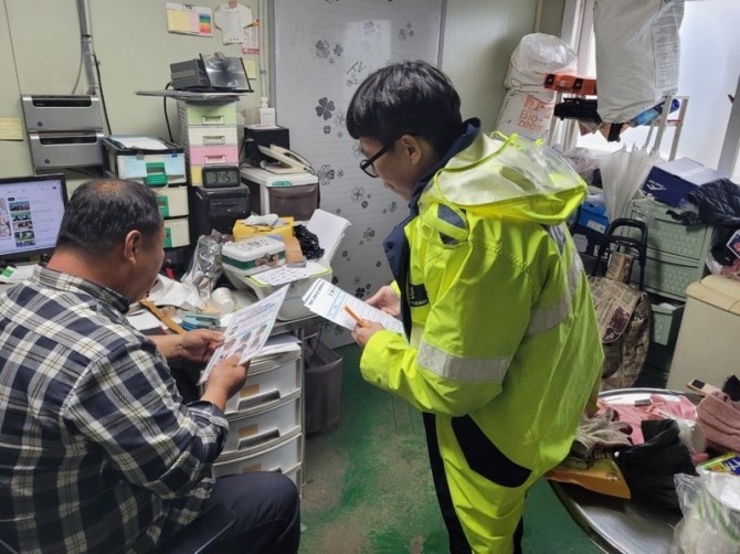 오정경찰서 관계자는 지역 내 고물상을 찾아 실태 파악을  하고 있다. 사진=오정경찰서