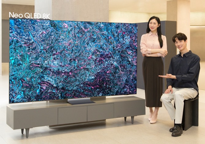 삼성전자 모델이 역대급 성능의 '3세대 AI 8K 프로세서'를 탑재한 2024년형 Neo QLED 8K TV 신제품을 소개하고 있다. 사진=삼성전자