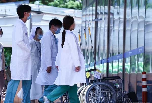 서울의 한 대학병원에서 의료진들이 병동으로 이동하고 있다.사진=연합뉴스