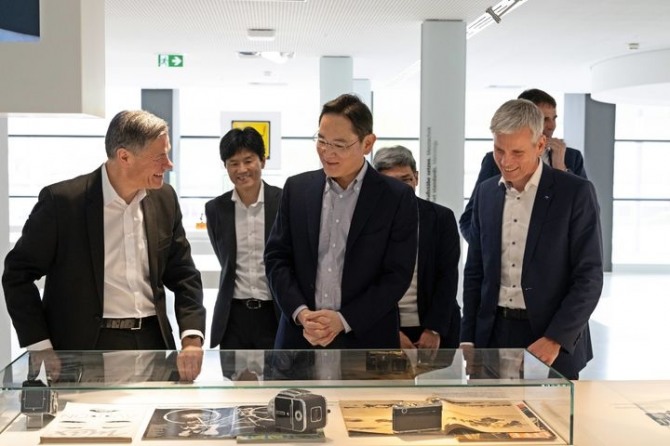 지난달 26일(현지 시각) 독일 오버코헨 자이스(ZEISS) 본사를 방문한 이재용 삼성전자 회장(앞줄 가운데)이 자이스 제품을 살펴보고 있다. 사진=삼성전자