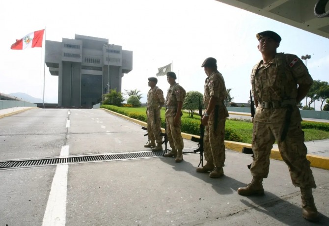 페루 육군 조병창(FAME)은 한국 STX-현대로템과 군용 차량 조립 공장 설립 협약을 체결했다.