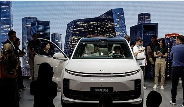 2024년 4월 25일 중국 베이징에서 열린 국제 자동차 전시회에서 리오토의 L6가 부스에 전시돼 있다. 사진=로이터/연합뉴스
