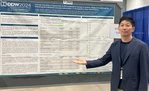 해운대백병원 소화기내과 이진 교수가 DDW 2024에서 포스터 발표를 하고 있다. 사진=HK이노엔