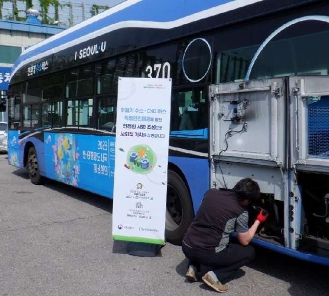 한국교통안전공단 직원이 버스 점검을 하고 있다.  /사진=한국교통안전공단