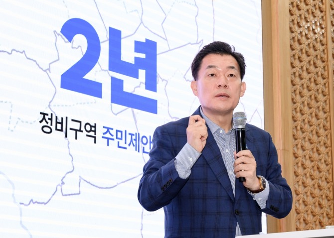 22일, 이재준 시장이 시청 중회의실서  ‘수원형 도심 재창조 2.0 프로젝트’를 발표하고 있다. 사진=수원시