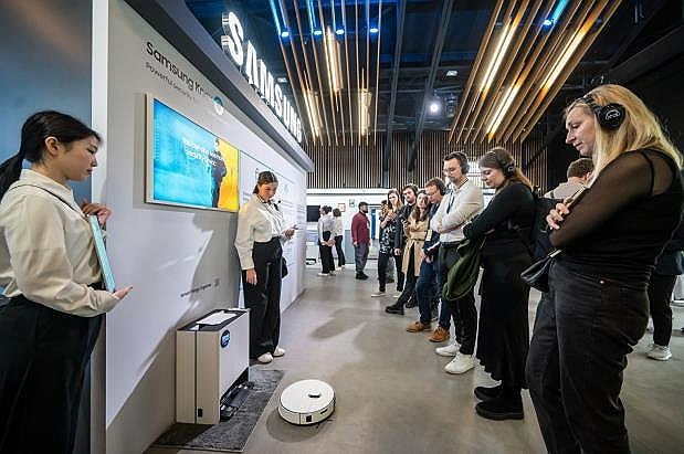 파리 '비스포크 AI 미디어데이' 행사에서 삼성전자가 '비스포크 AI 스팀'을 시연하고 있다. 사진=삼성전자