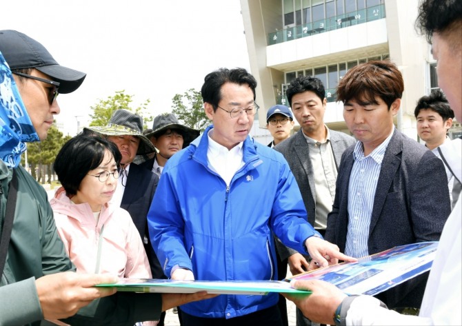 정명근 화성시장이 ‘제14회 화성 뱃놀이 축제’를 9일 앞둔 22일 현장 로드체킹을 하고 있디. 사진=화성시