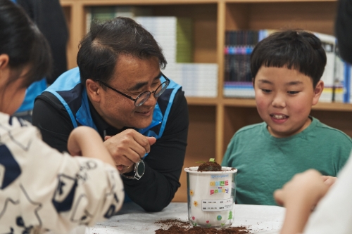 지난 20일 경기도 용인 지석초등학교에서 진해오딘 종근당 교실 숲 조성 활동의 모습. 사진=종근당