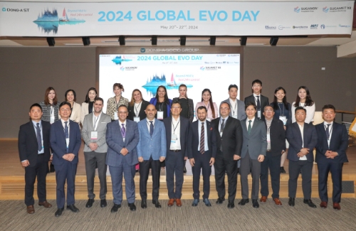 동아에스티 '2024 GLOBAL EVO DAY'에 참석한 동아에스티 박재홍 사장(첫번째줄 왼쪽에서 6번째)과 동아에스티 관계자, 브라질 및 라틴아메리카 파트너사 '유로파마', 태국 파트너사 '코스마메디칼', 필리핀 파트너사 '메트로파마필즈', 튀르키예 파트너사 '버코파마', 요르단 파트너사 '나이로크파마' 관계자들이 기념 사진을 촬영하고 있다. 사진=동아에스티