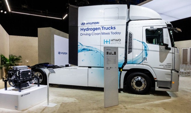 현대차 엑시언트 수소전기트럭이 미국 라스베이거스 컨벤션센터에서 열린 'ACT 엑스포 2024'에 전시된 모습. 사진=뉴시스
